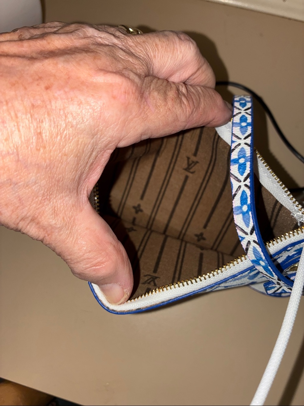 Designer-Style Blue & White Tote with Matching Pouch MM.  Limited edition - Picture 12 of 12